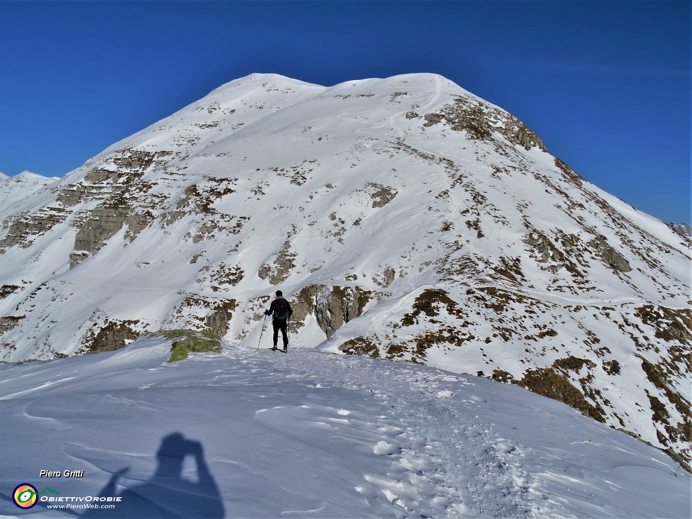 53 Scendiamo tranquilli alla Bocchetta di Grem con vista in Cima Foppazzi.JPG